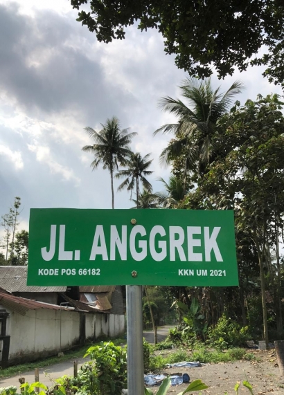 Pemasangan Plang Nama Jalan di Tiga Dusun Desa Sidodadi untuk Memudahkan Masyarakat oleh Mahasiswa KKN UM