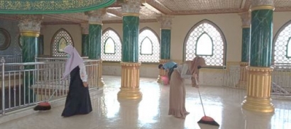 Mahasiswa KKN UM Membersihkan Masjid dan Membagikan Masker