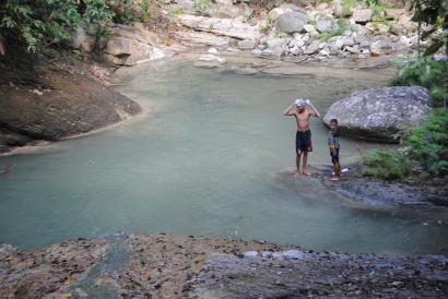 Sungai di Orotonggo, Flores dan Pesan dari Pelajaran Berenang