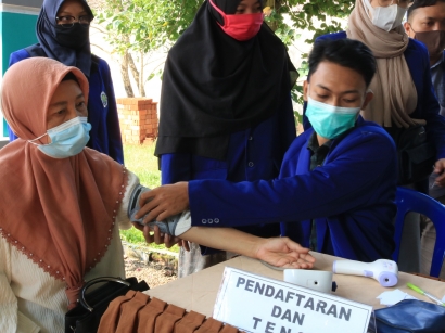 Tanggap Covid-19, Mahasiswa KKN UM di Desa Kemantren Ikut Andil dalam Kegiatan Vaksinasi