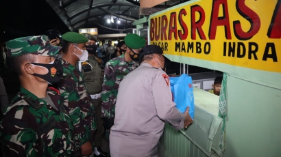 TNI-Polri di Indramayu Bersinergi, Gelar Patroli Malam Sambil Bagikan Paket Sembako ke Warga