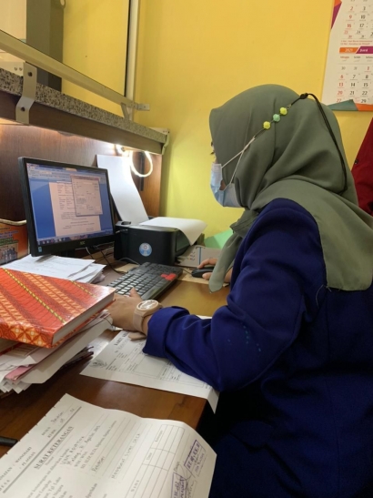 Mahasiswa KKN Universitas Negeri Malang Bantu Proses Administrasi Kantor Desa Plaosan