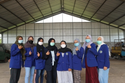Mahasiswa KKN Tematik UM Memberi Materi, Video, dan Pupuk Organik untuk Desa Sitirejo