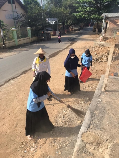 Gerakan Gotong Royong Mahasiswa KKN UM Bersih-bersih Masjid/Musholla di Desa Teke