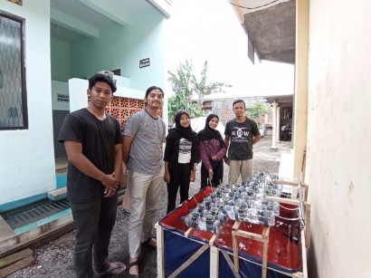 Mahasiswa KKN UM Desa Asrikaton Memperkenalkan Sistem Budidaya "Aquaponik"