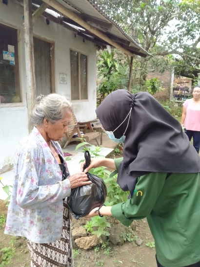 KKN UM Berikan Bantuan Sosial dan Cek Kesehatan Gratis bagi Masyarakat Desa Kampunganyar Secara Door to Door