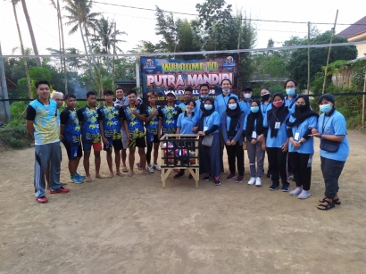 Mahasiswa KKN Universitas Negeri Malang Mendampingi Pelatihan kepada Tim Bola Voli Putra Mandiri Dusun Kedawung