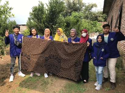 Tim KKN UM 2021 Tingkatkan Nilai Batik Desa Bocek dengan Memberikan Pembinaan Pengemasan Batik Berlian