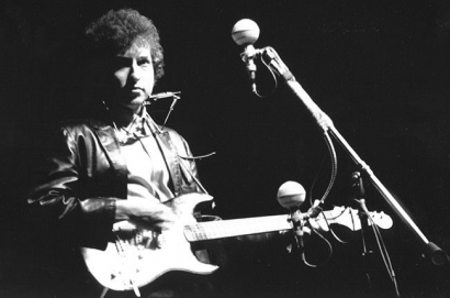 Hari di Mana Bob Dylan yang Akustik Memainkan Elektrik