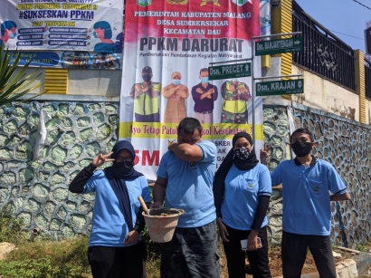 Mahasiswa KKN Universitas Negeri Malang Melakukan Pemasangan Papan Penunjuk Jalan 