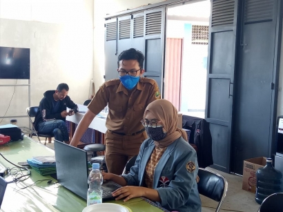Mahasiswa KKN UPI melaksanakan PPDB dan PLS secara daring di SMKN 14 Bandung
