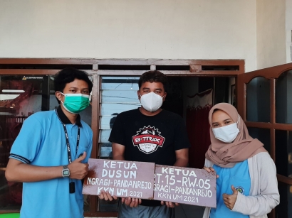 Mahasiswa KKN UM Bantu Melengkapi Perlengkapan Pengurus Dusun Ngragi dengan Membuat Plakat Ketua RT dan RW