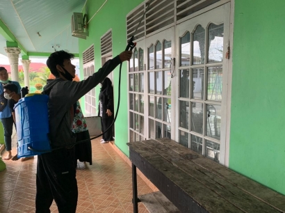 Cegah Penyebaran Covid-19 KKN UIN Suska Riau Sterilisasi Masjid Sebelum Sholat Jumat Berjamaah