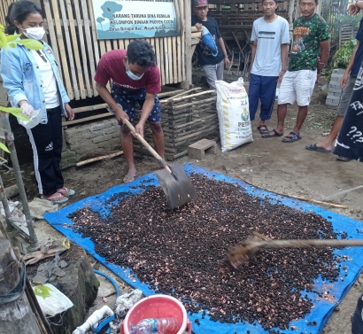Pengolahan Pupuk Organik dari Kotoran Kambing Murni oleh Mahasiswa KKN UM Desa Bringin Tahun 2021