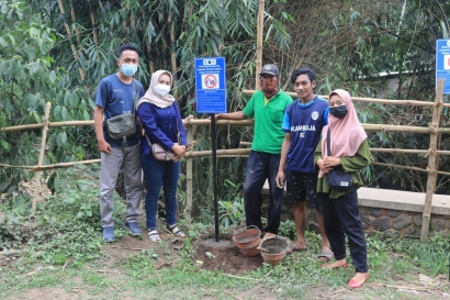 Pemasangan Plang Kebersihan oleh Mahasiswa KKN UM di Desa Wonorejo Singosari