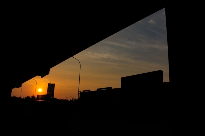 Foto: Pemandangan Sunset Indah di Tol Becakayu Kalimalang Jakarta Timur