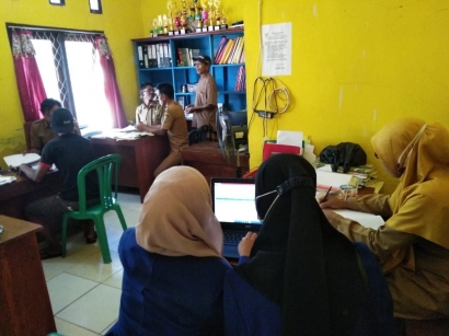 Mahasiswa KKN UM Membantu Perangkat Desa di Desa Teke dengan Piket Kantor