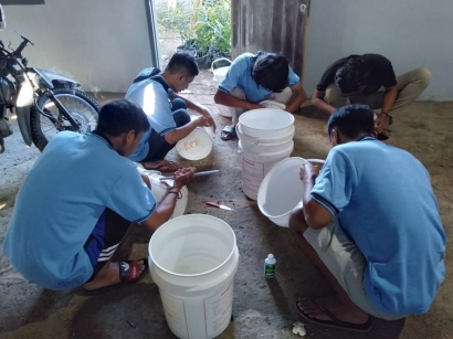 Mahasiswa KKN UM Mewujudkan Pengadaan Tempat Sampah untuk Wisata Taman Suko