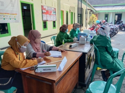 Sukseskan Program Pemerintah, Mahasiswa KKN UM Bantu Vaksinasi di Desa Juwet