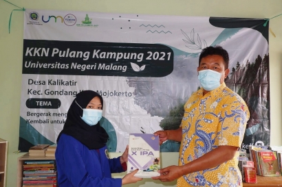 Mahasiswa KKN UM Mojokerto Salurkan Donasi Buku sebagai Wujud Kepedulian dan Upaya Peningkatan Pendidikan Desa Kalikatir