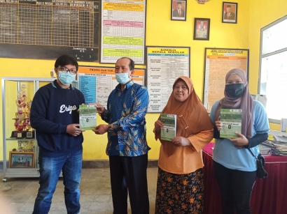 Pembuatan Buku Panduan Microsoft Excel oleh Mahasiswa KKN Universitas Negeri Malang untuk Para Guru di SDN 1 Jambesari