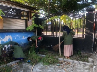 Kelompok KKN Universitas Mataram Lakukan Kegiatan Peduli Lingkungan Bersama Perangkat Desa Dasan Tereng, Lombok Barat