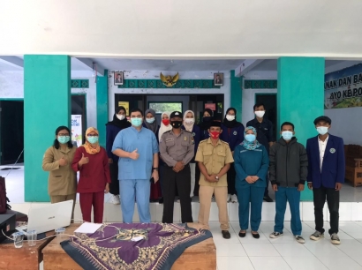 Bersama Puskesmas Kalipare, mahasiswa KKN Ikut Serta Menyukseskan Program Vaksinasi di Desa Sukowilangun 