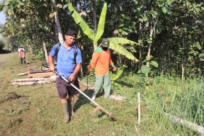 Kegiatan Kerja Bakti Rutin Sebagai Wujud Peduli Lingkungan oleh Kelompok KKN Universitas Negeri Malang di Desa Plandi