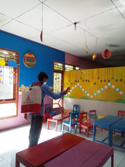 Tim Mahasiswa KKN UIN Walisongo Semarang Menjadi Relawan Penyemprotan Disinfektan
