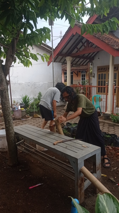 Edukasi Pembuatan Tempat Sampah Desa Kalibaru Wetan