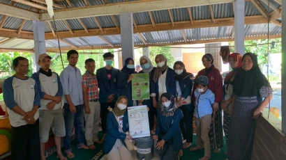 Mahasiswa KKN Tim II Undip Mengajak Kelompok Tani di Nagari Kamang Mudiak Memanfaatkan Limbah Jerami Menjadi Pupuk Kompos