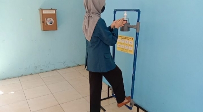 Mahasiswa Undip Ciptakan Hand Sanitizer Foot Press Guna Cegah Penyebaran Covid-19 di Kelurahan Bulusan