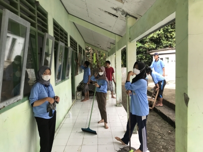KKN UIN Walisongo Menjadi Relawan Kebersihan di Desa Baleraksa, Purbalingga