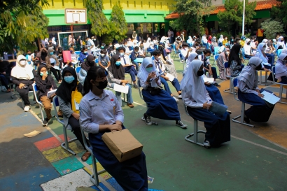 Foto: Sejumlah Pelajar SMP Ikut Serta dalam Vaksinasi Virus Corona (Covid-19) di Bekasi