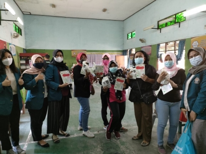 Mahasiswa KKN Undip Membagikan Vitamin kepada Masyarakat Kelurahan Muktiharjo Kidul agar tetap Sehat 