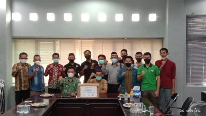 MDMC Babar Serahkan Bantuan Hand Sanitizer dan Masker ke Pemkab Babar