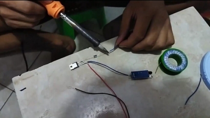 Mahasiswa KKN Tim II UNDIP Mengedukasi Pembuatan Handsanitizer Otomatis kepada Warga