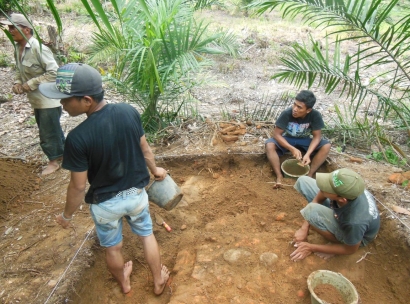 14 Perlengkapan Tukang yang Biasa Digunakan dalam Ekskavasi Penelitian Arkeologi