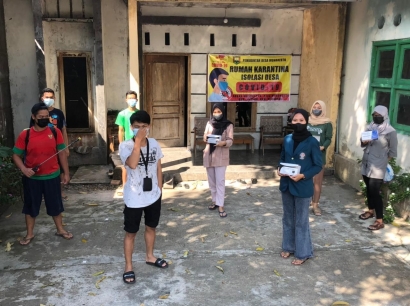 Mahasiswa KKN Undip Berbagi Masker dan Menyemprotkan Disinfektan