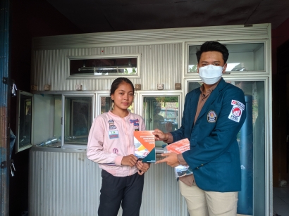 Bantu Akselerasi UMKM, Mahasiswa KKN Undip Bagikan Buku Pedoman Pembukuan Keuangan di Kelurahan Jabungan, Kota Semarang