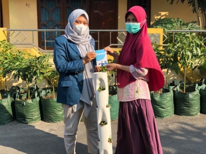 Mahasiswa KKN Undip Beri Buku Saku Covid-19 dan Tips Bercocok Tanam Secara Vertikultur Selama Pandemi