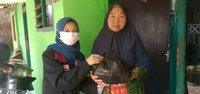 PMM UMM Membagikan Sembako kepada Warga Terdampak Covid-19 di Dusun Ketangi