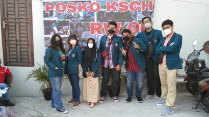 Mahasiswa KKN Undip Bersama Petugas KSCH Memberikan Edukasi dan Pembagian Masker di Pasar Kapling Sendangguwo