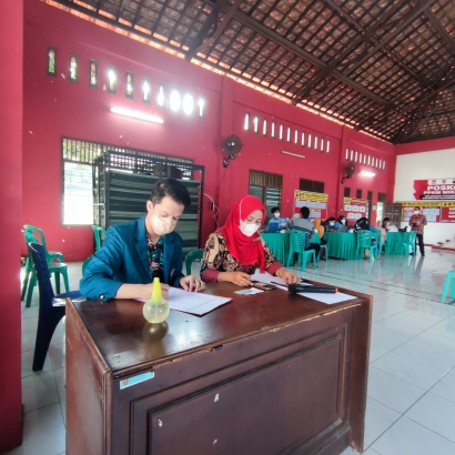 Mahasiswa Undip bersama Perangkat Kelurahan Karangrejo Melaksanakan Program Vaksinasi Covid-19 dan Pembinaan Kader