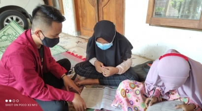 Mahasiswa KKN-T UNISRI "MBKM Wujudkan Desa Bangkit" Melakukan Bimbingan Belajar di Desa Pondok