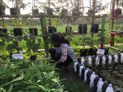 Mahasiswa KKN-T Unisri Surakarta Ikut Membersihkan Lahan Kebun Kelompok Wanita Tani Desa Pondok, Sukoharjo
