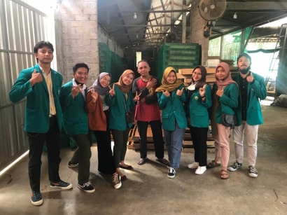 Mahasiswa KSM Melirik Potensi Ulat Hongkong di Desa Sidodadi Kecamatan Garum Kabupaten Blitar