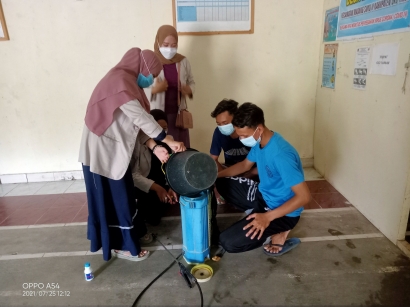 Edukasi Cara Pembuatan Cairan Disinfektan Sederhana oleh Mahasiswa KKN STKIP Nurul Huda PPDC 40 Desa Margo Tani