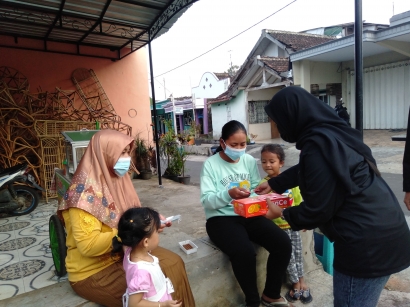 Mahasiswa Rutin Bagikan Masker kepada Masyarakat Dusun Kepuh Utara Desa Kepuharjo. Karangploso, Malang