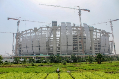 Foto: Kebun Bayam di Tengah Pembangunan Megah Jakarta International Stadium (JIS)